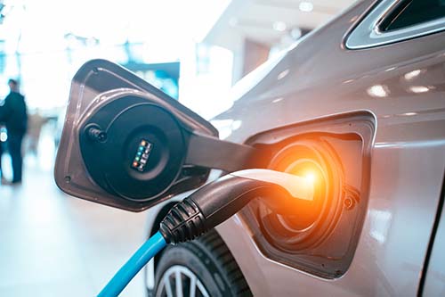 CANUE | CANUE Expert Webinar - Electric Vehicles, Air Pollution, and Health - September 26, 2022 | 12 p.m. (ET)Power supply plugged into an electric car being charged.