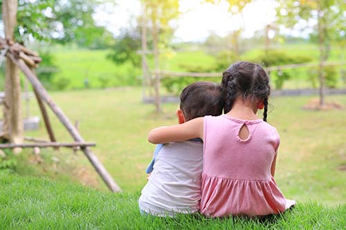 CANUE | Environments and Health Signature Initiative Webinar: Child Health | April 3, 2023 | 2:00 - 3:00 p.m. (ET)Older sister hugs little brother by the neck, shoulders sitting